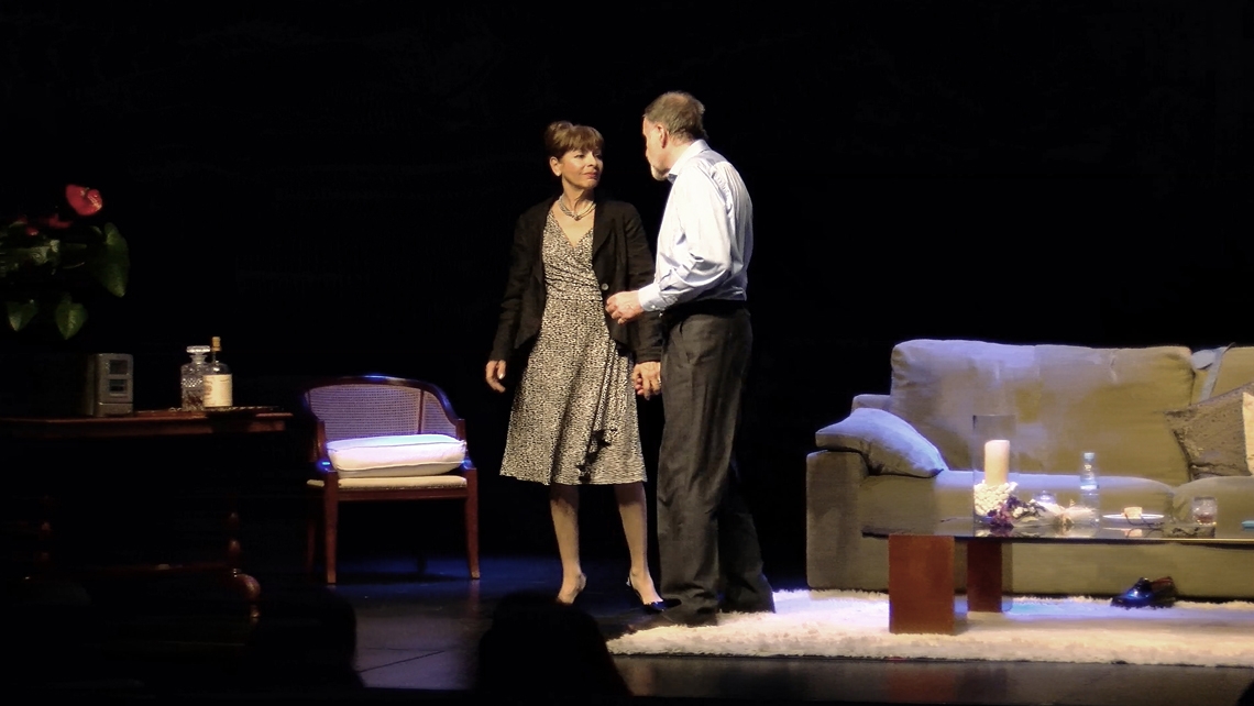 Fotograma de vídeo de l&#039;obra de teatre &quot;Un senyor i una senyora&quot; protagonitzada per Marcenia Baqués i Josep Carné