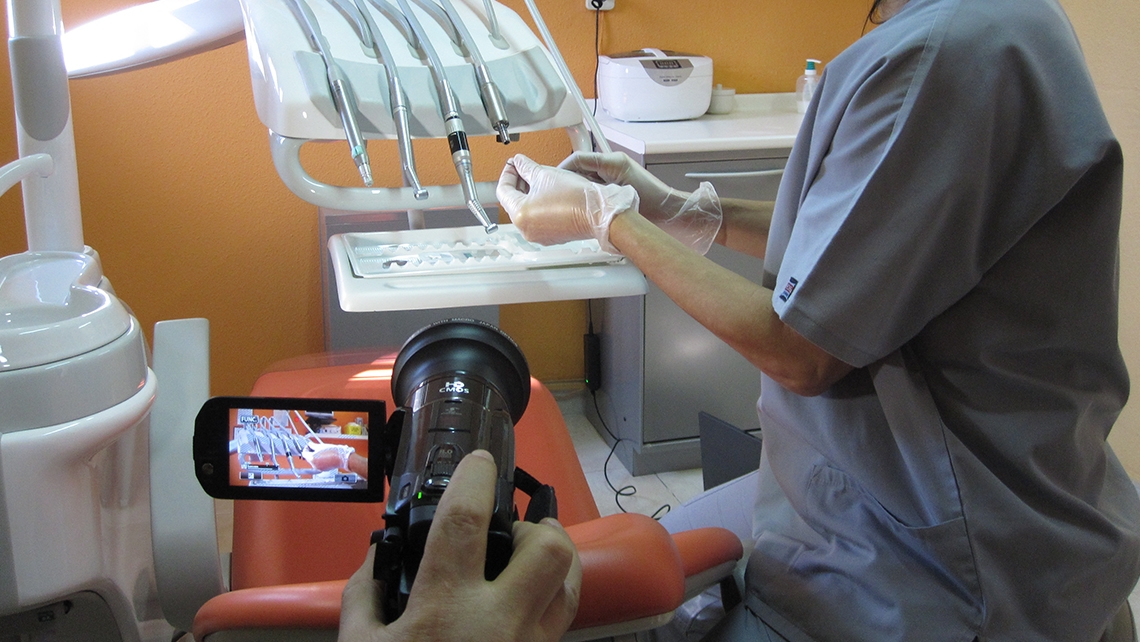 Enregistrament del curs de tècnic auxiliar dental per a l&#039;editorial CEAC 